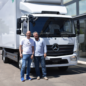 Consegna Atego 1530 Mercedes-Benz allestito con cella frigo e sponda caricatrice
