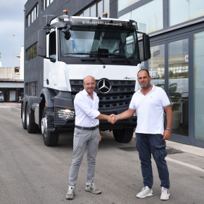 Nuovo Mercedes Arocs 3351 LS 6x4 con 3 asso trattivo