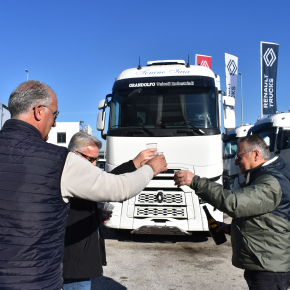 Consegna T HIGH Renault Trucks all'azienda Tonino Iaia (BR)