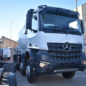 Mercedes Arocs 4145 B 8x4 con betoniera CIFA RY1300